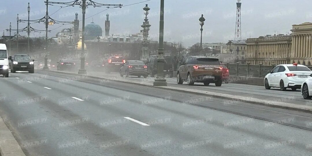 На Троицком мосту зимняя грязь превратилась в пылевую бурю