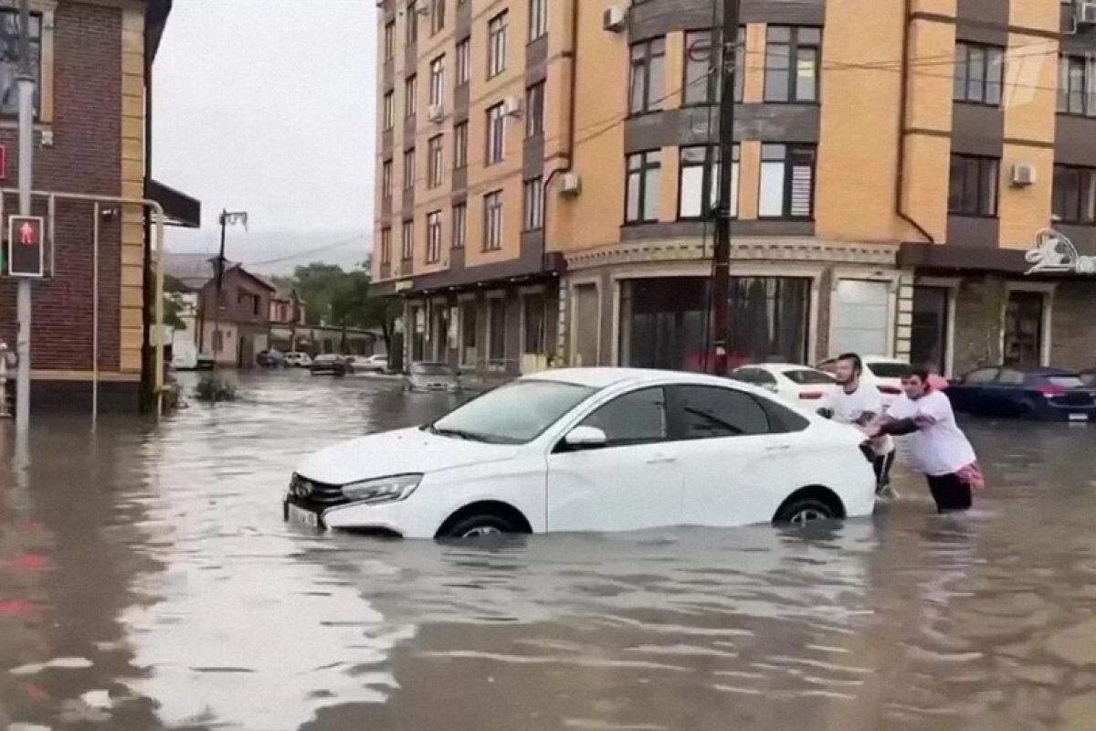 Затопленные улицы в Махачкале. Кадр из видео