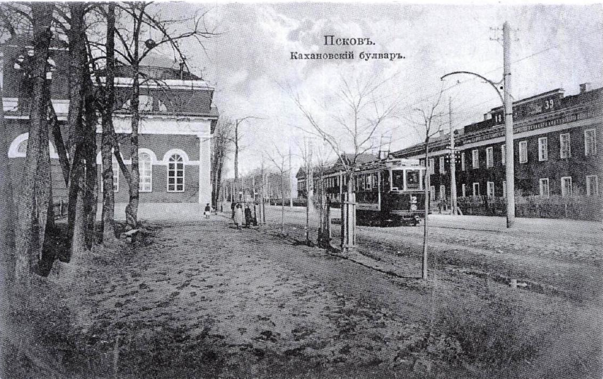 Справа – казармы Иркутского полка