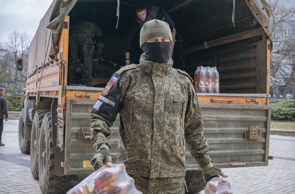    Дружинники с военной комендатурой доставили гуманитарную помощь. Фото: НД ДНР