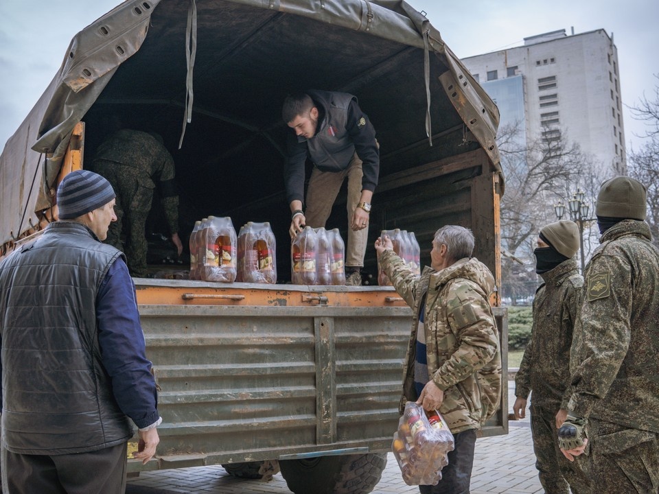    Дружинники с военной комендатурой доставили гуманитарную помощь. Фото: НД ДНР
