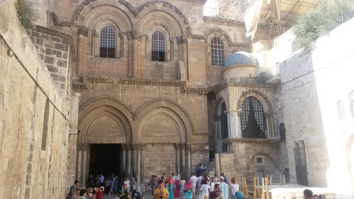     Иерусалим, вход в храм Гроба Господня   
Ирина Юрина © ИА Красная Весна