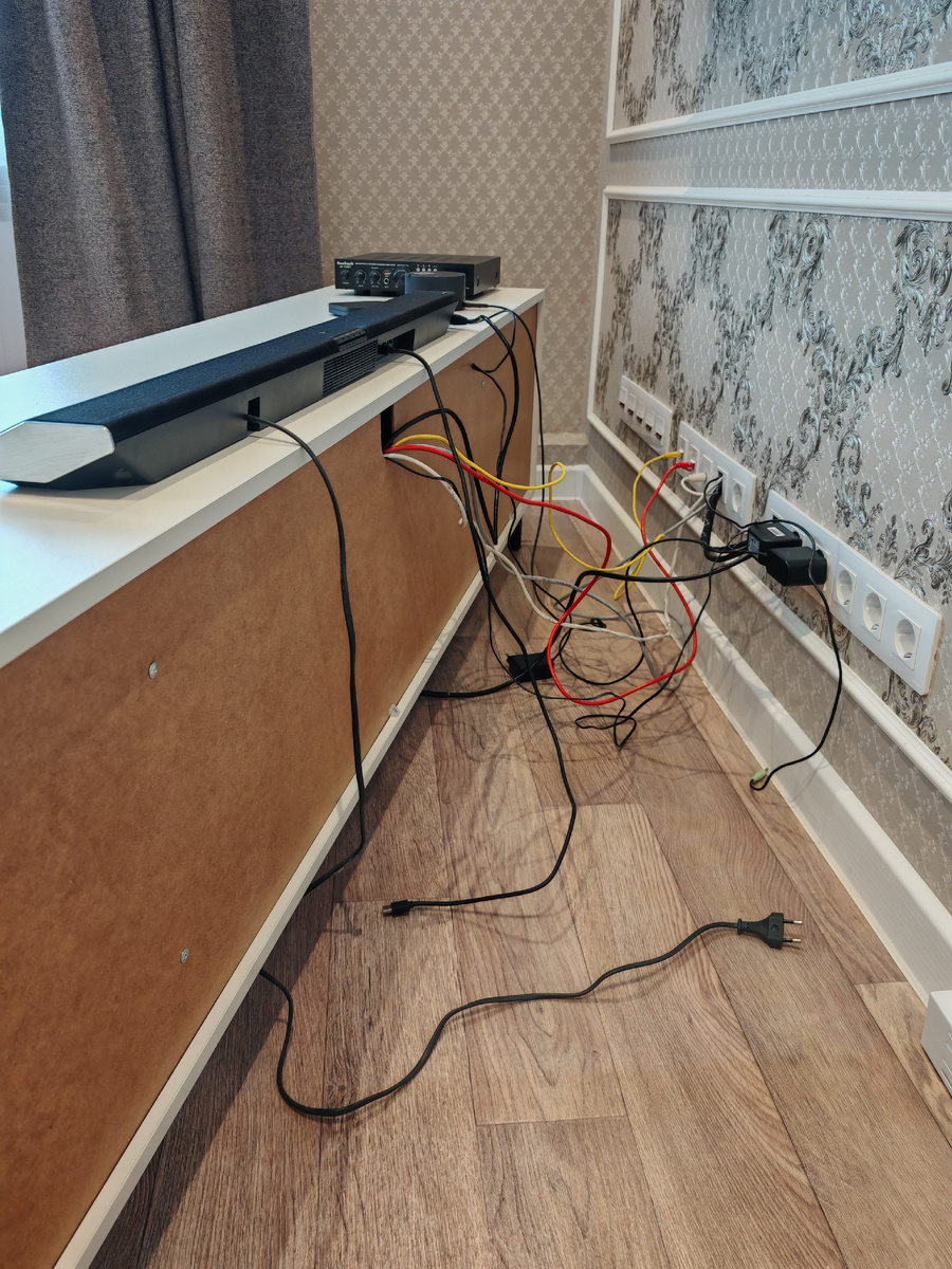 У новой тумбы высокие ножки, поэтому вся эта "красота" будет некрасиво торчать