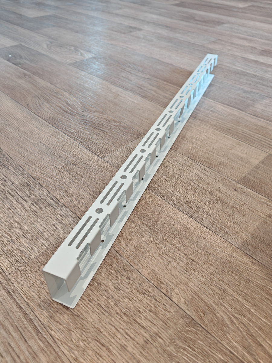 Данный органайзер больше предназначен для размещения под столом, но здесь тоже сгодится