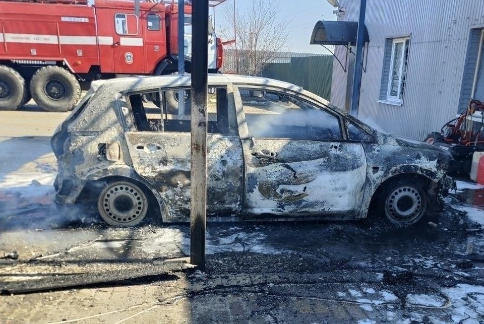    В селе Замостье при детонации дрона на территории предприятия загорелась машина: сотрудники МЧС потушили возгорание. телеграм-канал Вячеслава Гладкова