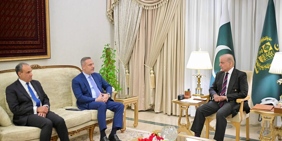 Премьер-министр Пакистана обсудил двусторонние отношения с главой МИД Турции