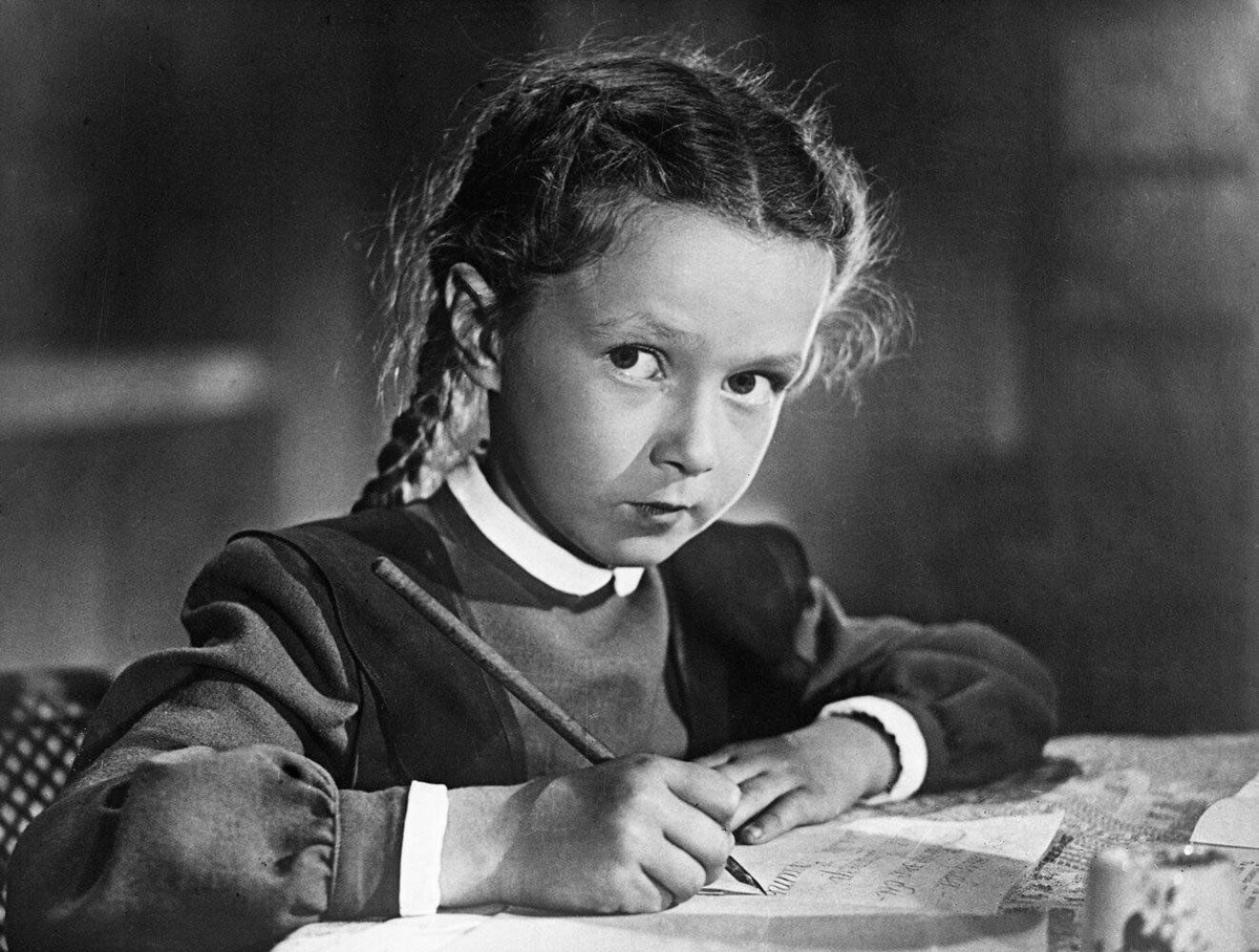 кадр из фильма Первоклассница, 1948 год. Взгляд в тему)