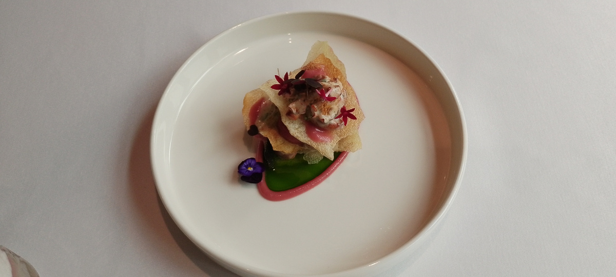 Даже не могу описать, что съела. Но вынесли блюдо на рогах. Реально