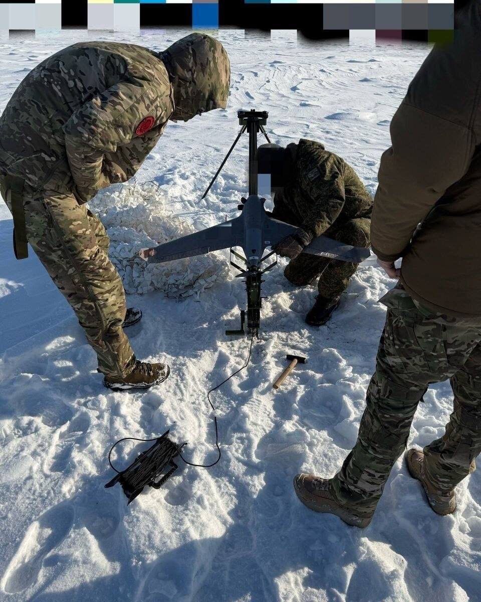 Подготовка зенитного дрона к запуску 