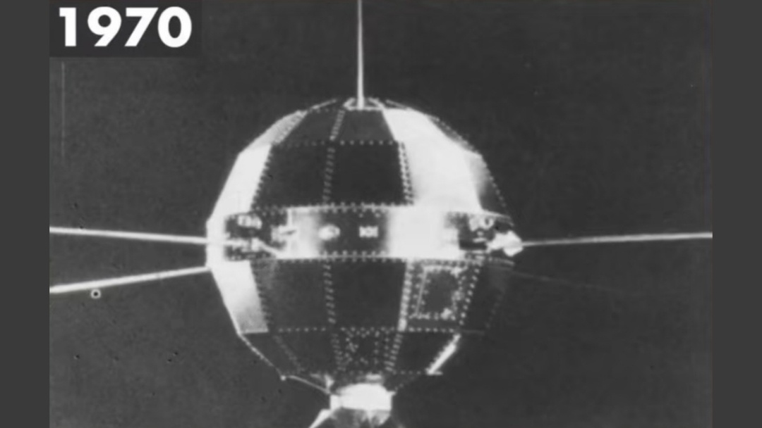 Название спутника «Дунфанхун-1» (东方红一号 dōngfāng hóng yīhào) переводится как «Алеет Восток-1»