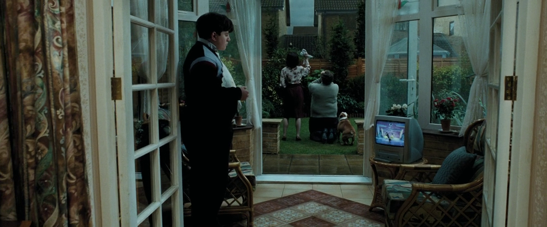 "Улыбаемся и машем". Обратите внимание: тетка улетела в стратосферу, а Вернон с Петуньей просто наблюдают. Петунья еще и платочком машет. Это такая реакция должна быть на подобное? Кадр из фильма