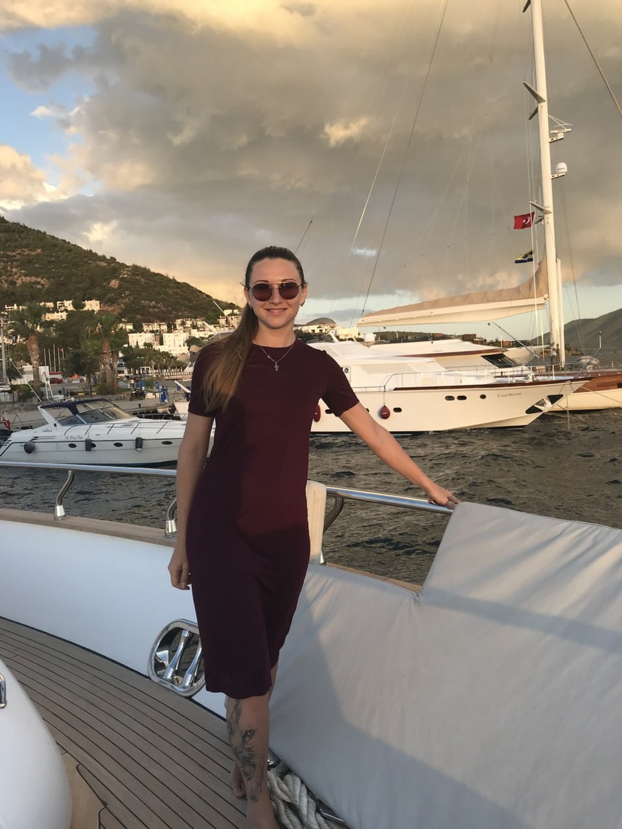 Меня зовут Екатерина Гусева, я chief stew (старшая стюардесса) на суперъяхте 