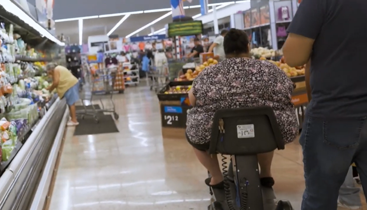 В каждом супермаркете есть средства передвижения для людей с лишним весом