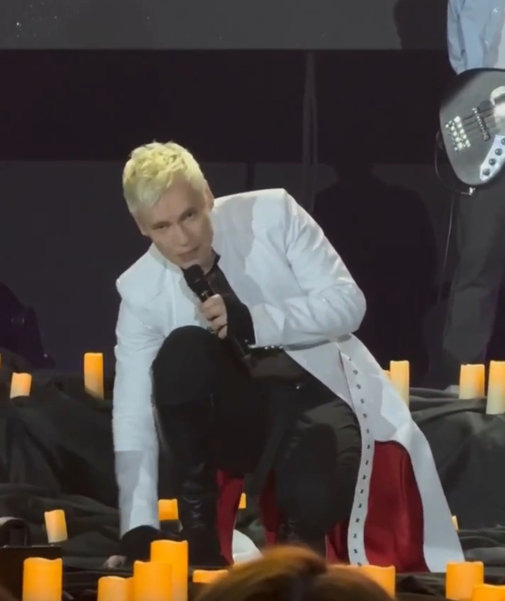 Да, вот так, кумир миллионов и мировая звезда. Из интернета