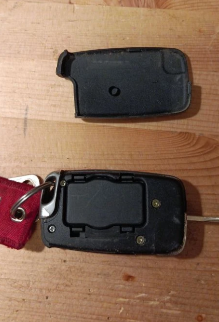 Ключ с открытой крышкой.