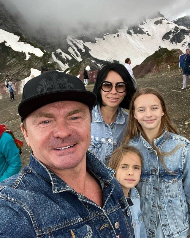    Актер с женой и дочерьми, соцсети