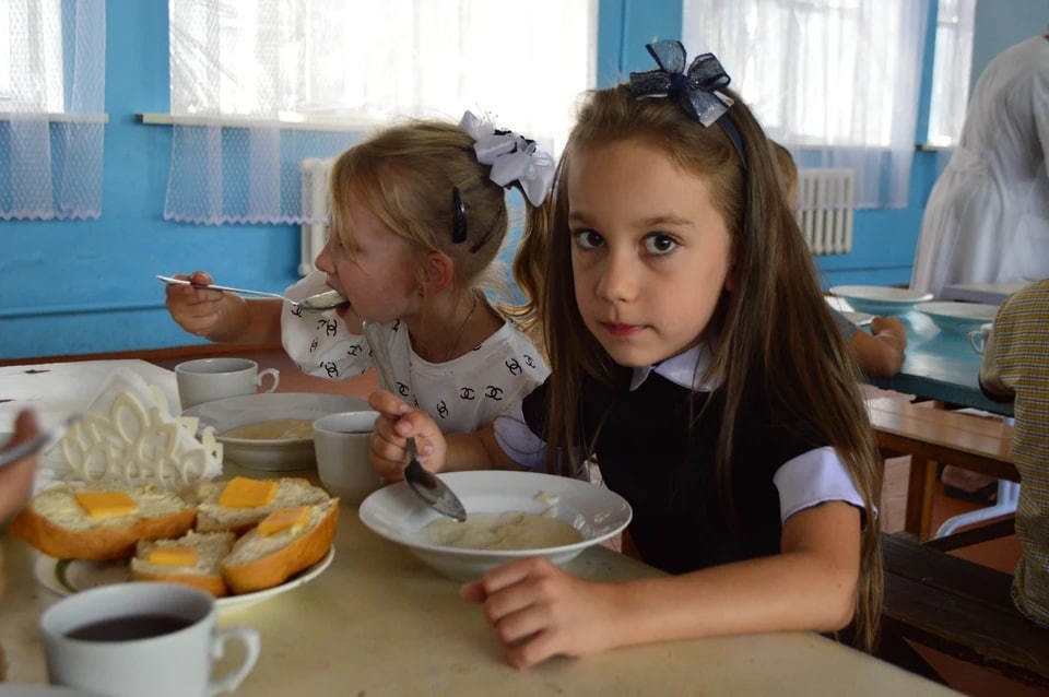    В регионе детей кормят вкусными завтраками и обедами (архивное фото) Роман ПОБЕРЕЖНЮК