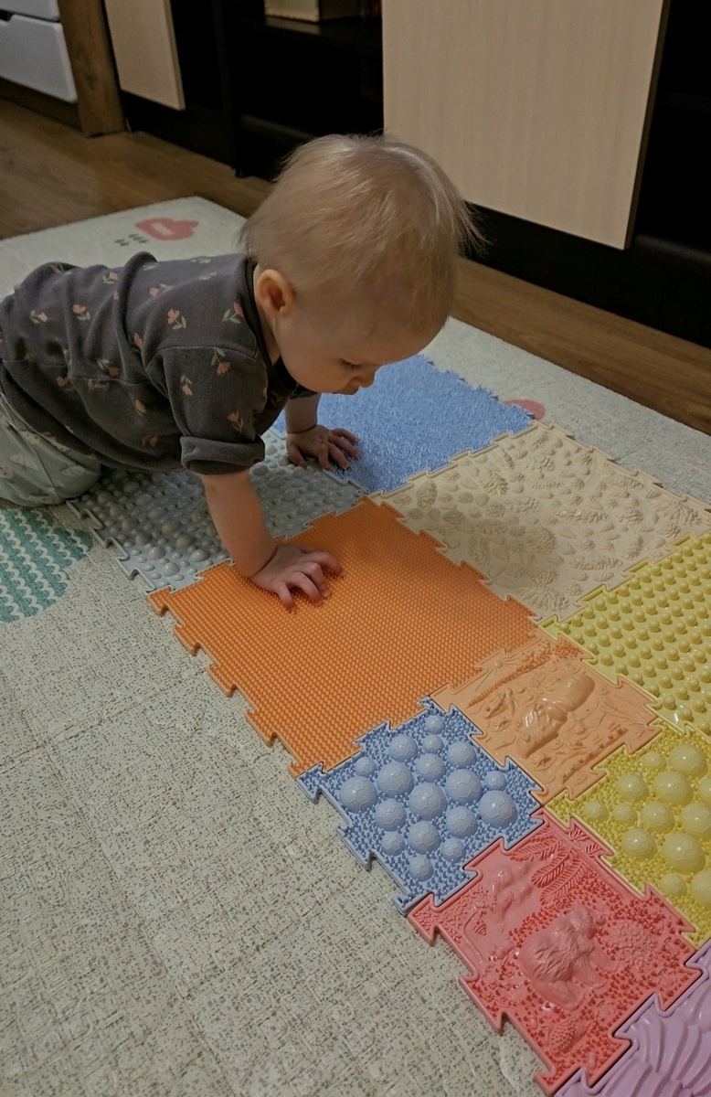 Изучает детали 🥰