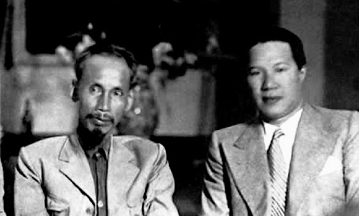 Слева соратник Ленина товарищ Хо Ши  Мин.