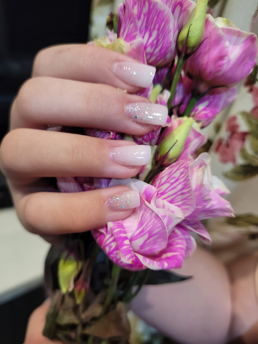 Дочка сильно поднялась в учебе. В награду как и обещала сделала ей ногти 