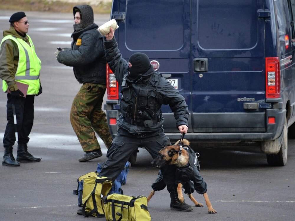    Сотрудник ФСКН демонстрирует пакет во время учений. Фото: РИА Новости/ Илья Питалев