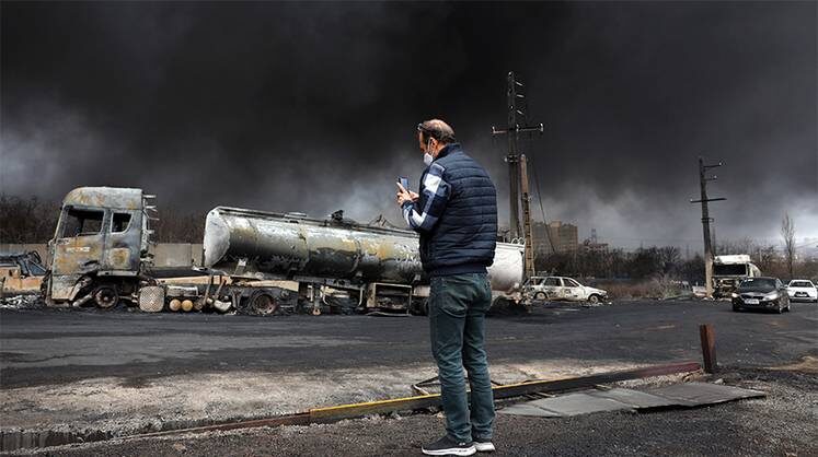    EPA/ABEDIN TAHERKENAREH В результате масштабных атак США и Израиля по территории Ирана уже погибли несколько тысяч человек, сообщают иранцы