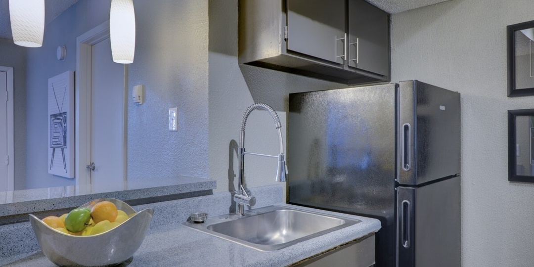 Убираем грязь и запах: как и чем помыть холодильник внутри и снаружи – экономим время и деньги