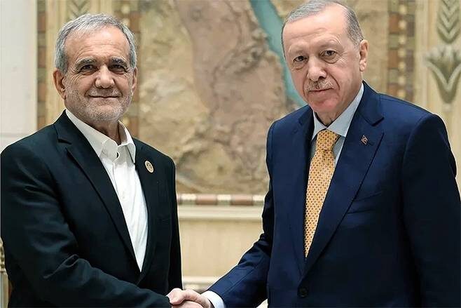    : В телефонном разговоре с президентом Ирана Масудом Пезешкианом, состоявшемся в начале марта, президент Турции Реджеп Эрдоган (справа) отметил, что Турция не намерена вступать в конфронтацию с Ираном и что официальная Анкара готова сделать все возможное для снижения напряженности в регионе