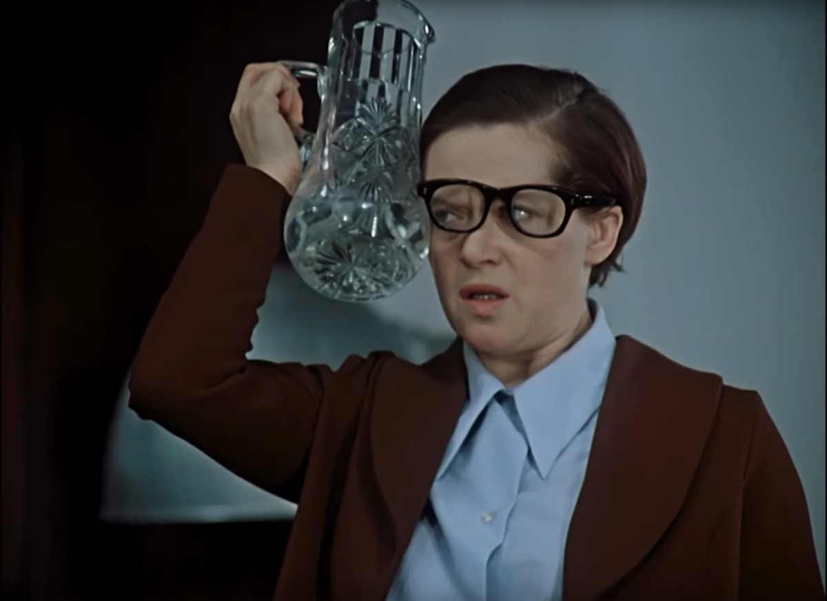 Она опоздала, потому что накануне выпила слишком много красного вина с Новосельцевым. Но не будем торопиться с выводами!