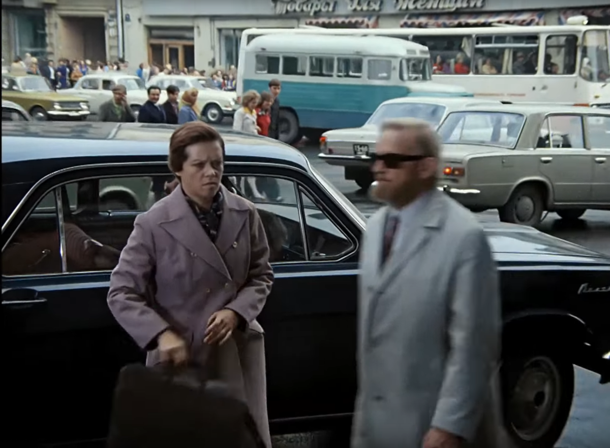 Ещё не вошла в здание, но уже сурово настроена на рабочий день.