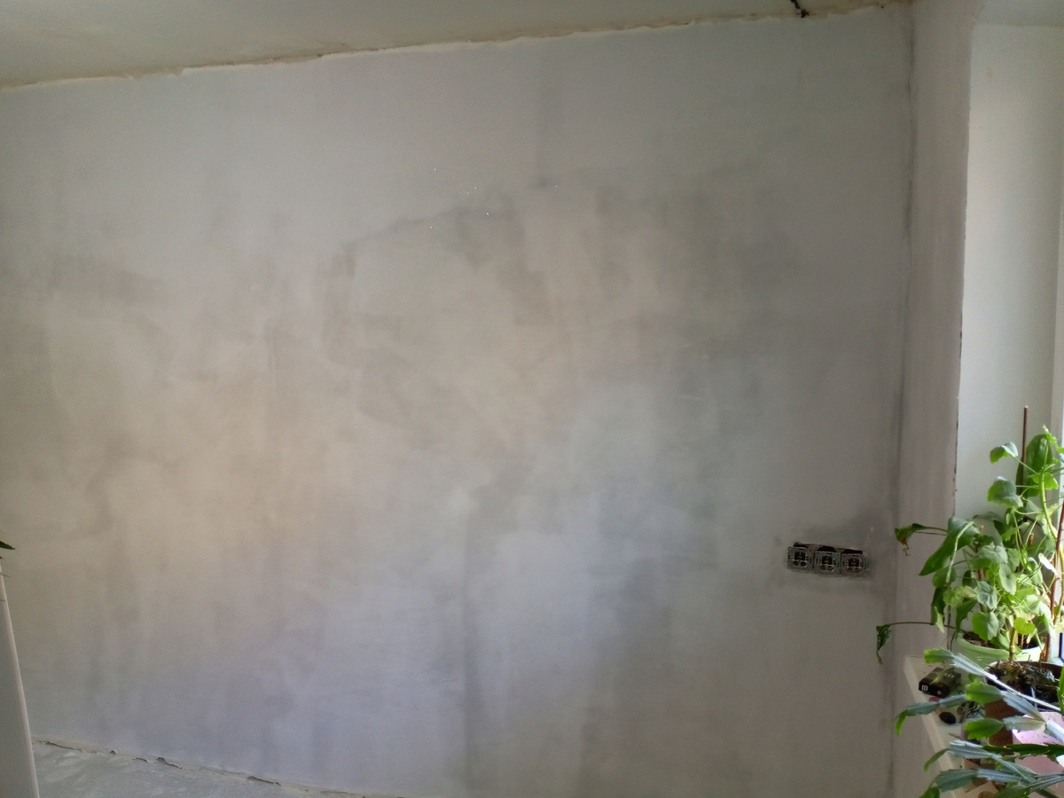 Пока всё плохо, даже ужасно! Похоже на сырую штукатурку, а не на финишное покрытие