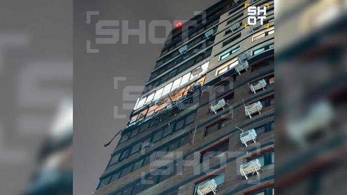 После удара дрона в Краснодаре в одной из квартир выбиты окна. Фото © Telegram / SHOT