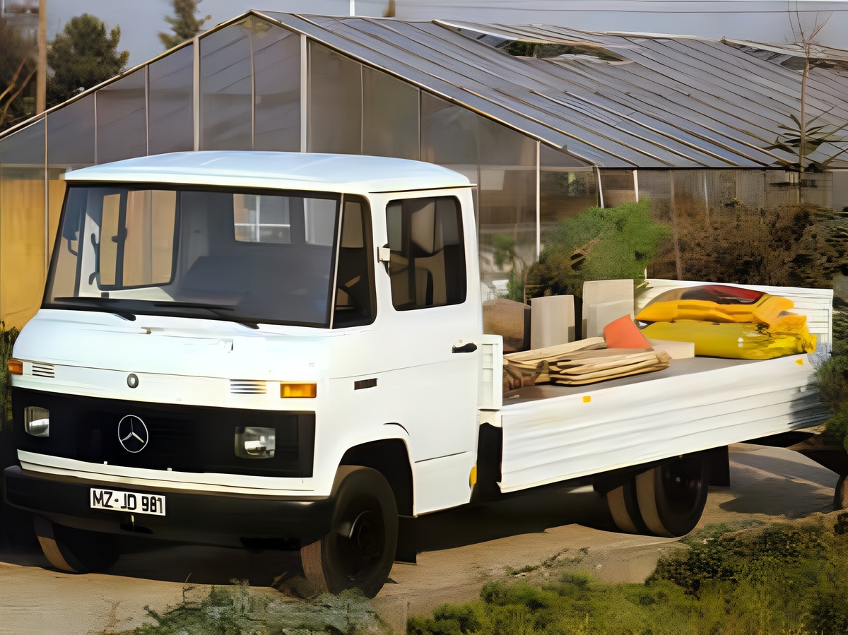 MERCEDES - BENZ T2 в модификации лёгкого бортового грузовика.