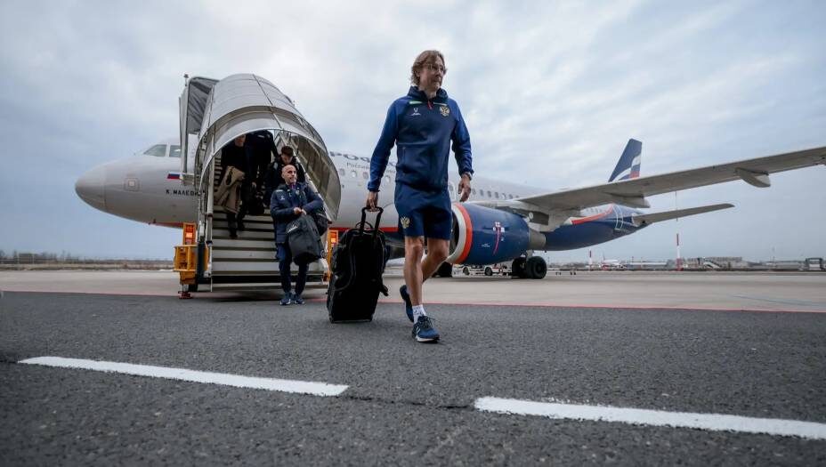    Валерий Карпин прилетел в Петербург вместе со сборной России. Фото: Соцсети РФС