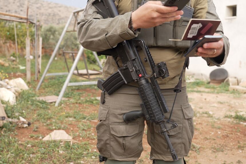 Фото Кирилла Теофилос/CNNОружие израильского солдата на фоне задержания сотрудников съемочной группы CNN.