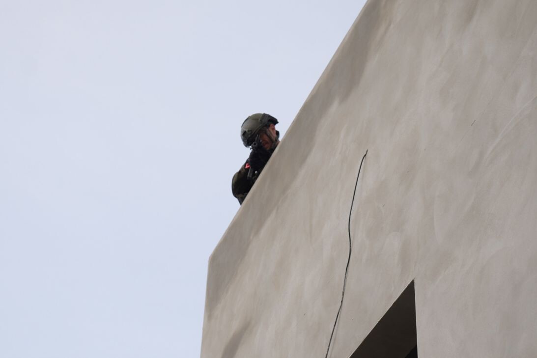 Фото Кирилла Теофилос/CNNИзраильский солдат направляет пистолет на Сирила Теофилоса из CNN.