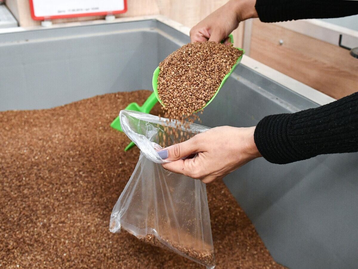    Гречневая крупа, продающаяся на развес | © РИА Новости / Константин Михальчевский