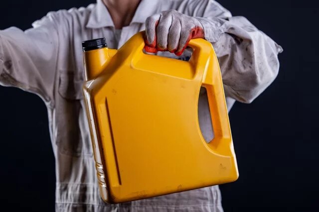    Можно ли хранить бензин в пластиковой канистре?