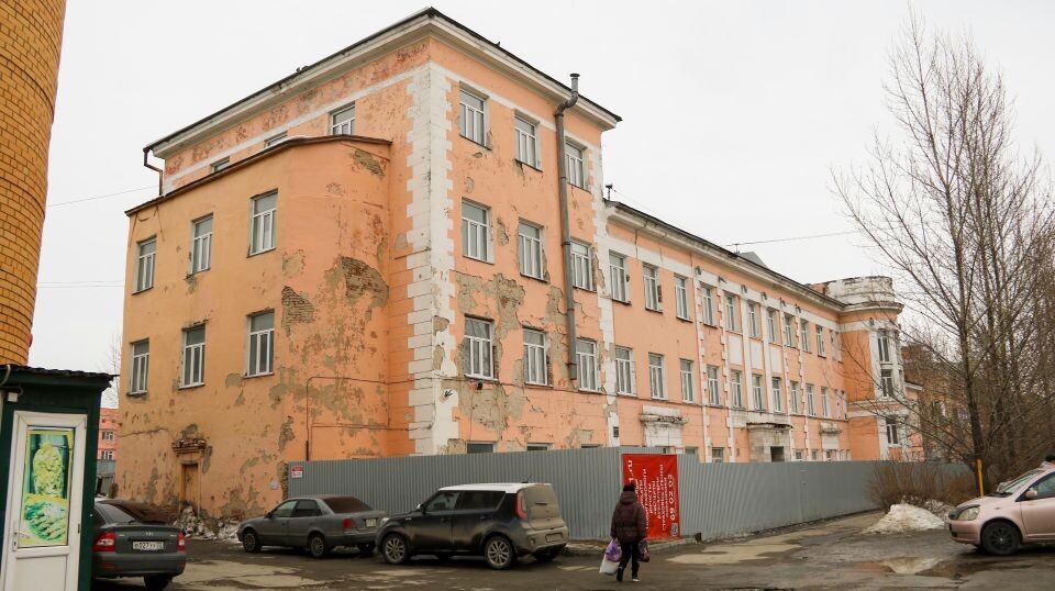    Аварийная поликлиника №2 на ул. Калинина, 16. Источник: Виталий Барабаш/"Толк"