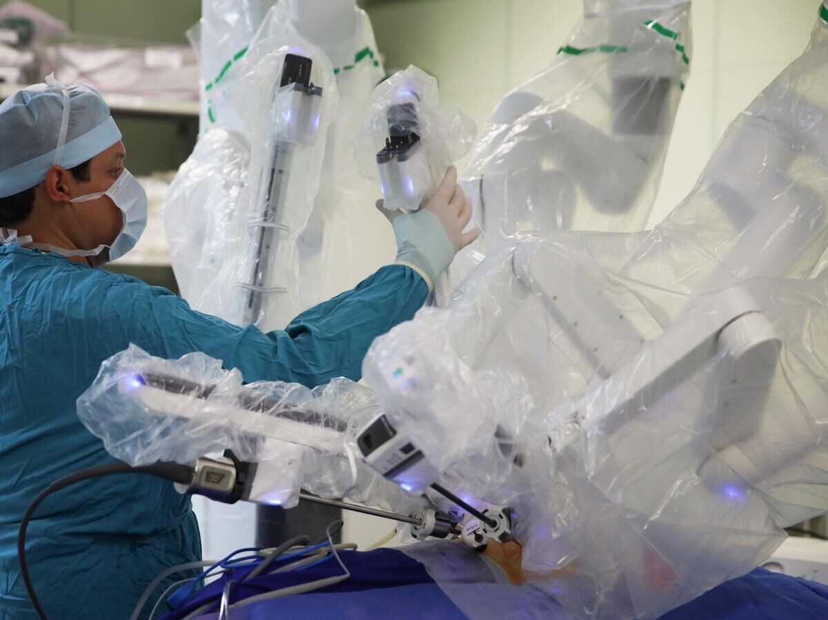    Робот-хирург-онколог нового поколения Da Vinci Xi (IS4000) ассистирует хирургам на операции | © РИА Новости / Виталий Тимкив