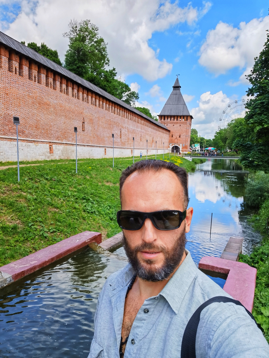 Смоленская крепость — это не просто кирпичи, это застывшая мощь и невероятная эстетика. В этой карусели я собрал моменты нашего путешествия - от залитой солнцем стены до золотого часа над куполами собора.