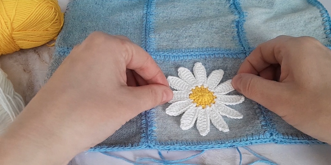 Совсем забыла рассказать про свой новый проект. Апсайклинг плюс аппликация, связанная крючком.