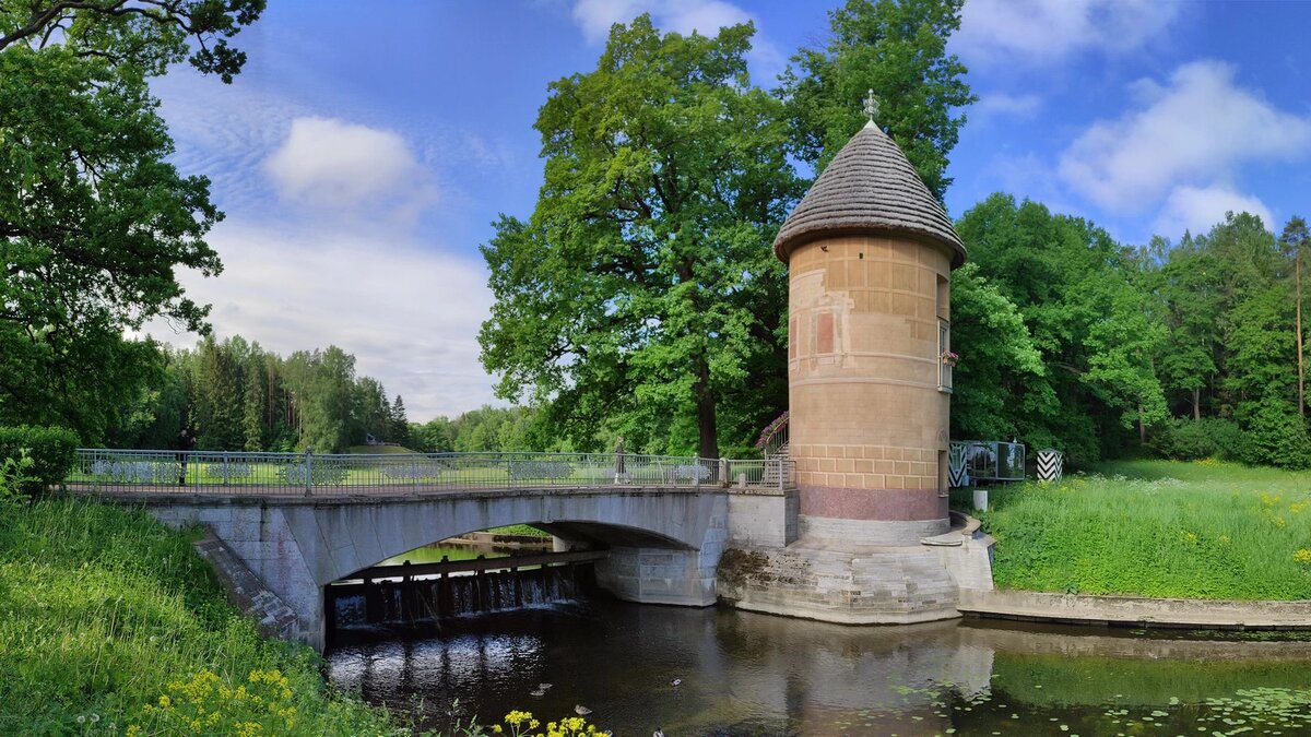 Пиль-башенный мост в Павловском парке