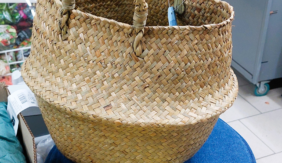 Посетили с сестрой магазин Чижик, вполне при этом сэкономили заметно. Плед, как шаль и стильная корзина. Выбираем котлеты и кекс с изюмом.