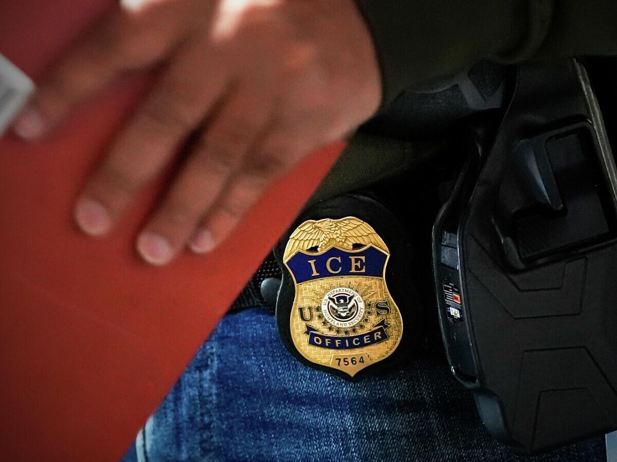    Сотрудник отдела по обеспечению соблюдения иммиграционного законодательства и депортации Иммиграционной и таможенной службы США | © AP Photo / Julia Demaree Nikhinson