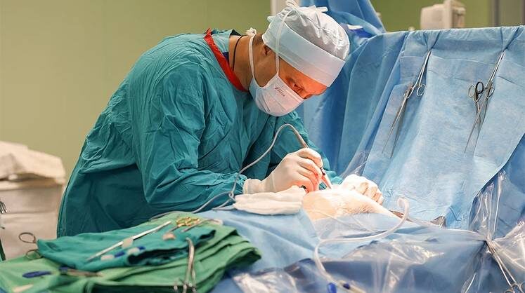    АНТОН ВЕРГУН/ТАСС Переориентировать хирургов практиков на использование нового имплантата — задача не из легких