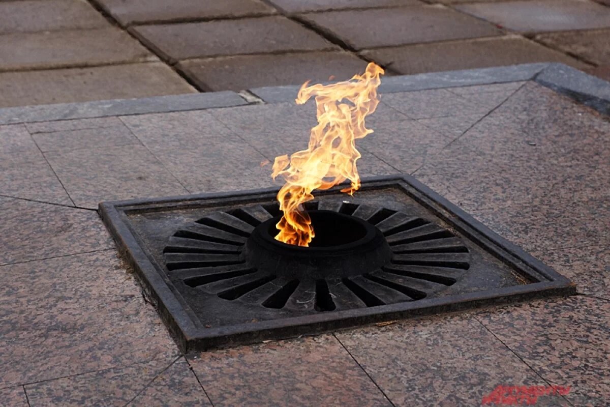    Пермяков возмутили дети, которые грелись и жгли палки у Вечного огня