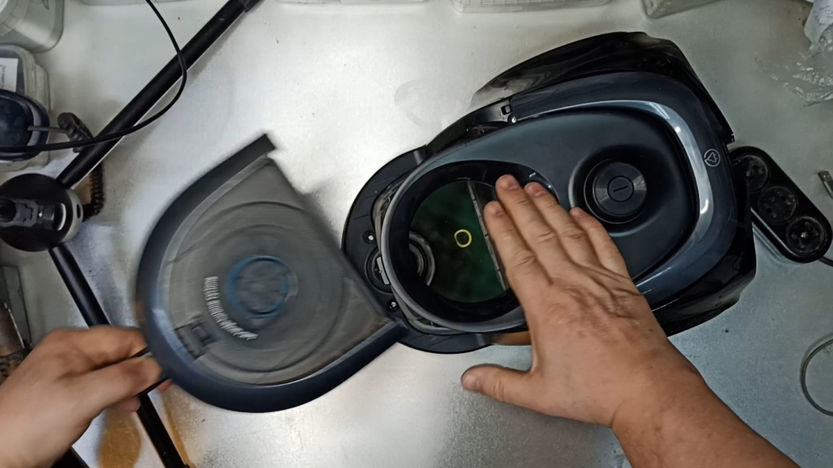 Снятие контейнера с пылесоса Samsung SC18M2150SG