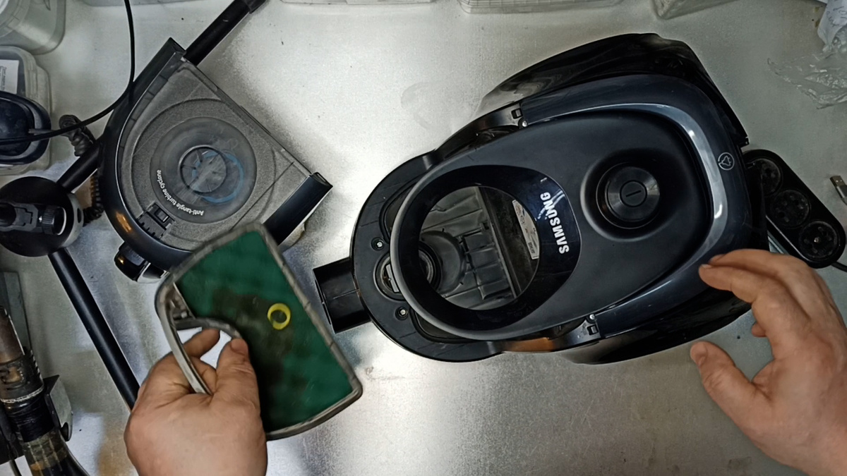 Снятие входного фильтра с пылесоса Samsung SC18M2150SG