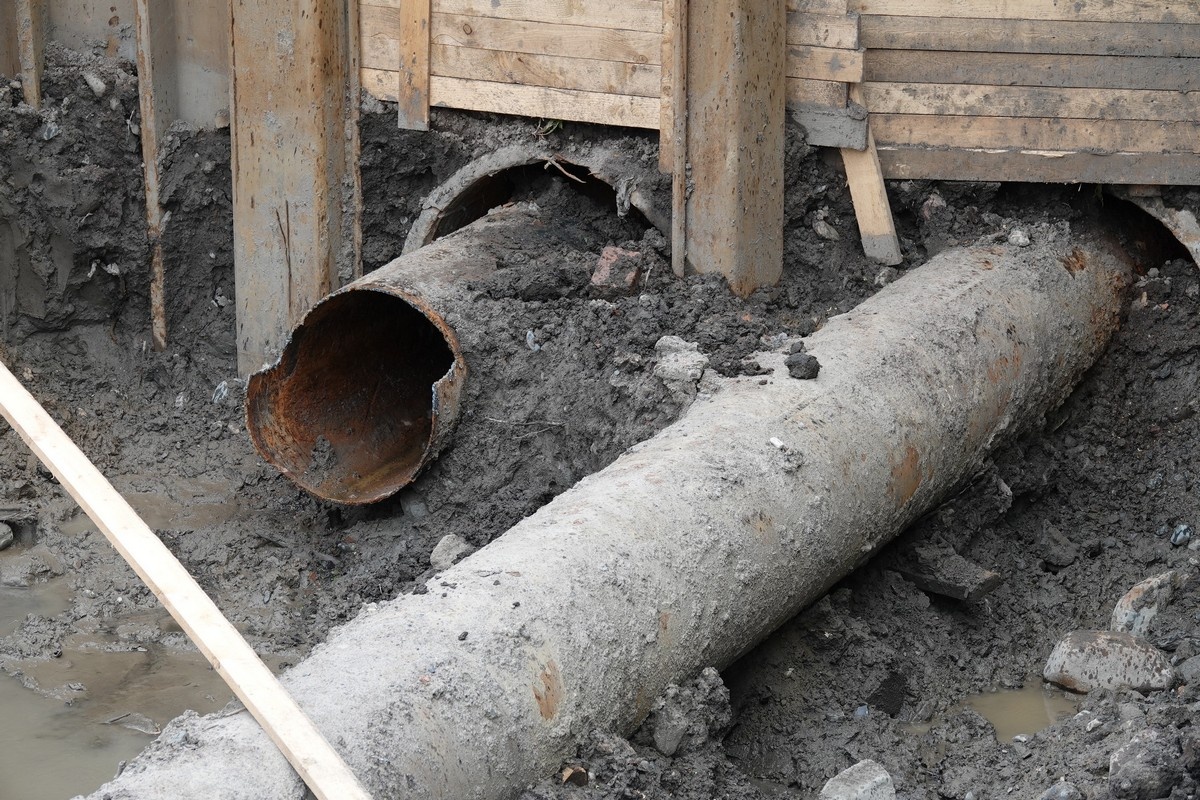    Замена канализационных труб на проспекте Александра Невского. Фото: "Республика"/Максим Смирнов